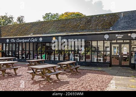 À l'intérieur du centre des visiteurs, dans l'ancien complexe stable Avec café au parc régional de Polkemmet près de Whitburn West Lothian Écosse Royaume-Uni Banque D'Images