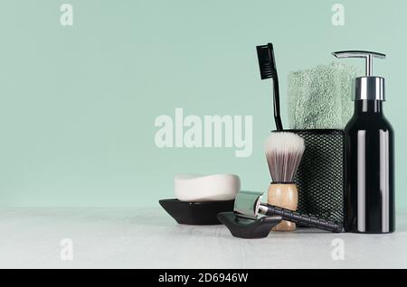 Accessoires de toilette mode hommes de couleur noire à la menthe verte menthe et intérieur blanc - rasoir, brosse à dents, serviette, savon, distributeur. Banque D'Images