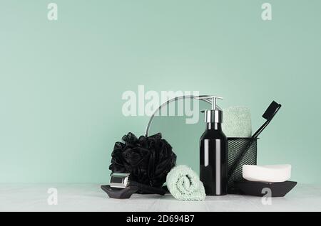 Produits cosmétiques, accessoires pour le rasage à la menthe menthe salle de bains sur tableau blanc - rasoir noir, brosse à dents, bouffée de bain, miroir, serviette, distributeur. Banque D'Images