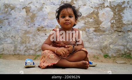 Sikar, Rajasthan, Inde - août 2020: Un village indien portrait de fille heureuse Banque D'Images