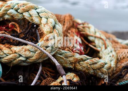 Éléments de filets de pêche anciens dans le port. Banque D'Images