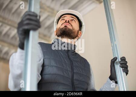 électricien de ligne ingénieur ouvrier de construction sur le site de construction intérieure Banque D'Images