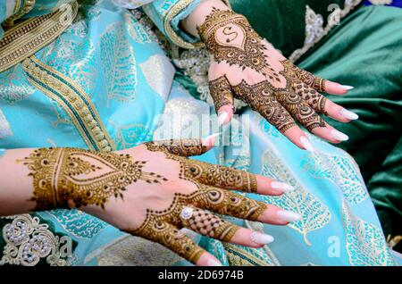 Tatouage Mehndi. Femme mains avec tatouages au henné noir. traditions nationales marocaines. Banque D'Images