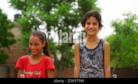 Sikar, Rajasthan, Inde - août 2020: Heureuse souriante indienne petite fille de village debout. Portrait visage souriant d'un jeune enfant ou d'une jeune fille de la région rurale Banque D'Images