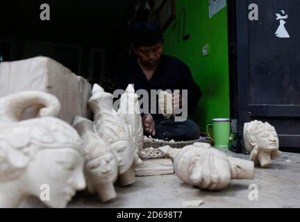 Un artisan Entang Sutisna (73) travaille sur la fabrication de marionnettes "wayang golek" ou golek à partir de bois de bole (Alstonia scholaris) à l'atelier d'art et d'artisanat des médias, à Loji Village, Bogor City, West Java, 15 octobre 2020. La marionnette traditionnelle javanaise occidentale 'Wayang Golek' vendue à plusieurs pays comme les pays-Bas, le Japon, la Corée, la Suisse, l'Allemagne et les États-Unis. La production de wayang golek se poursuit même si les ventes ont diminué de 95 pour cent en raison de la pandémie COVID-19. (Photo par Adrian/INA photo Agency/Sipa USA) Banque D'Images