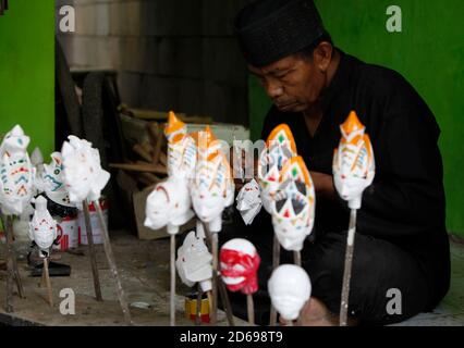 Un artisan Entang Sutisna (73) travaille sur la fabrication de marionnettes "wayang golek" ou golek à partir de bois de bole (Alstonia scholaris) à l'atelier d'art et d'artisanat des médias, à Loji Village, Bogor City, West Java, 15 octobre 2020. La marionnette traditionnelle javanaise occidentale 'Wayang Golek' vendue à plusieurs pays comme les pays-Bas, le Japon, la Corée, la Suisse, l'Allemagne et les États-Unis. La production de wayang golek se poursuit même si les ventes ont diminué de 95 pour cent en raison de la pandémie COVID-19. (Photo par Adrian/INA photo Agency/Sipa USA) Banque D'Images