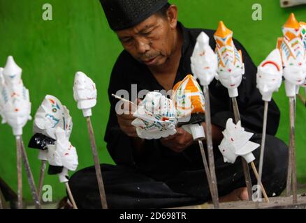 Un artisan Entang Sutisna (73) travaille sur la fabrication de marionnettes "wayang golek" ou golek à partir de bois de bole (Alstonia scholaris) à l'atelier d'art et d'artisanat des médias, à Loji Village, Bogor City, West Java, 15 octobre 2020. La marionnette traditionnelle javanaise occidentale 'Wayang Golek' vendue à plusieurs pays comme les pays-Bas, le Japon, la Corée, la Suisse, l'Allemagne et les États-Unis. La production de wayang golek se poursuit même si les ventes ont diminué de 95 pour cent en raison de la pandémie COVID-19. (Photo par Adrian/INA photo Agency/Sipa USA) Banque D'Images