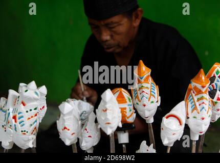 Un artisan Entang Sutisna (73) travaille sur la fabrication de marionnettes "wayang golek" ou golek à partir de bois de bole (Alstonia scholaris) à l'atelier d'art et d'artisanat des médias, à Loji Village, Bogor City, West Java, 15 octobre 2020. La marionnette traditionnelle javanaise occidentale 'Wayang Golek' vendue à plusieurs pays comme les pays-Bas, le Japon, la Corée, la Suisse, l'Allemagne et les États-Unis. La production de wayang golek se poursuit même si les ventes ont diminué de 95 pour cent en raison de la pandémie COVID-19. (Photo par Adrian/INA photo Agency/Sipa USA) Banque D'Images