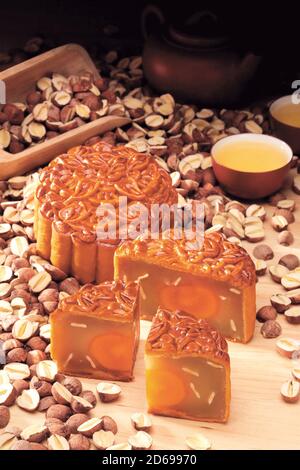 Gâteau de lune au jaune de Lotus avec graines de lotus pour le chinois Fête de la mi-automne Banque D'Images