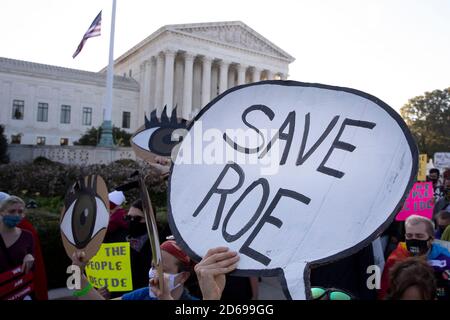 Washington, DC, États-Unis. 15 octobre 2020. Les manifestants défilent pour exprimer leur opposition à la confirmation de la juge Amy Coney Barrett d'être juge à la Cour suprême, devant la Cour suprême, lors de l'audience de confirmation de la Commission judiciaire du Sénat sur Capitol Hill à Washington, DC, Etats-Unis, 15 octobre 2020. (Photo par Pool/Sipa USA) crédit: SIPA USA/Alay Live News Banque D'Images