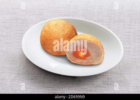 Gâteau de lune au jaune unique de pâte de yam de Shanghai pour la mi-automne chinoise Fête Banque D'Images