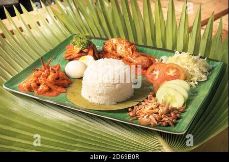 Riz indien mélangé au curry de poulet, cari de cari, œuf dur, haar, légumes, anchois et arachides Banque D'Images