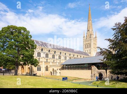 Cathédrale de Norwich avec un nouveau réfectoire et un nouvel ostère à la cathédrale de Norwich Et spire Norwich Norfolk East Anglia Angleterre GB Europe Banque D'Images