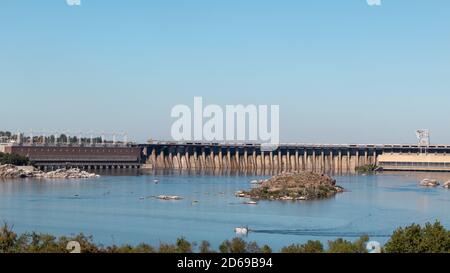 Dneproges par temps clair et ensoleillé. Centrale électrique hydroélectrique sur le Dnieper à Zaporozhye, Ukraine. Vue depuis l'île de Khortytsia Banque D'Images