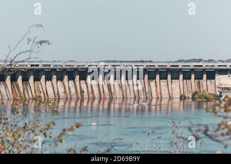 Dneproges le jour ensoleillé vue rapprochée avec réflexion dans l'eau. Centrale électrique hydroélectrique sur le Dnieper à Zaporozhye, Ukraine. Vue de Khortytsia i Banque D'Images