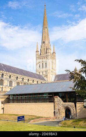 Cathédrale de Norwich Nouveau réfectoire et hesterie à la cathédrale de Norwich et à la flèche Norwich Norfolk East Anglia Angleterre GB Europe Banque D'Images