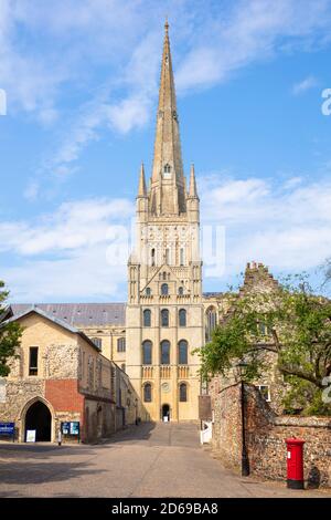 Cathédrale de Norwich la cathédrale de Norwich proche et la flèche de la cathédrale de Norwich proche de Norfolk est Anglia Angleterre GB Europe Banque D'Images