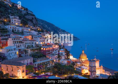 Vue au crépuscule sur Positano le long de la côte amalfitaine, Campanie, Italie Banque D'Images