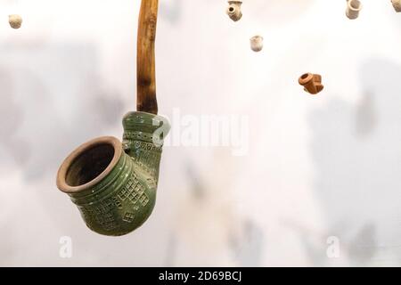 Installation de tuyau de fumée de tabac en céramique vert vintage sur fond blanc dans Zaporozhian sich. Patrimoine culturel ukrainien cosaque sur l'île de Khortytsia Banque D'Images