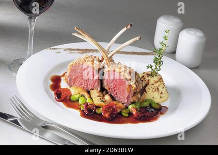 Carré d'agneau rôti avec légumes et purée de pommes de terre Banque D'Images