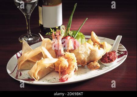 Plateau de fruits de mer avec crevettes frites et boulettes Banque D'Images