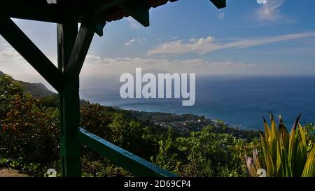 Vue panoramique depuis un hangar en bois sur le sentier de randonnée dans Gallas, Mahé, Seychelles sur la côte nord avec les îles Silhouette Island et Ile du Nord. Banque D'Images