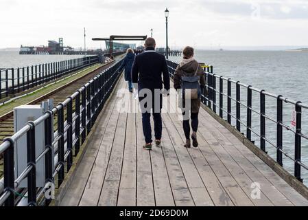 Southend Pier, Southend on Sea, Essex, Royaume-Uni. 15 octobre 2020. Changeant mais souvent ensoleillé, bien que le temps frais attirait les gens à Southend Pier dans l'estuaire de la Tamise. Southend reste au niveau COVID-19 de niveau 1 Banque D'Images