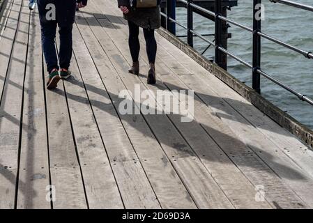 Southend Pier, Southend on Sea, Essex, Royaume-Uni. 15 octobre 2020. Changeant mais souvent ensoleillé, bien que le temps frais attirait les gens à Southend Pier dans l'estuaire de la Tamise. Southend reste au niveau COVID-19 de niveau 1 Banque D'Images