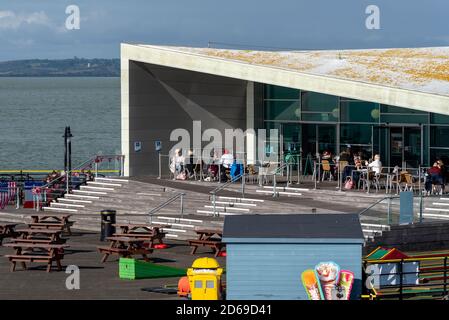 Southend Pier, Southend on Sea, Essex, Royaume-Uni. 15 octobre 2020. Changeant mais souvent ensoleillé, bien que le temps frais attirait les gens à Southend Pier dans l'estuaire de la Tamise. Southend reste au niveau COVID-19 de niveau 1 Banque D'Images