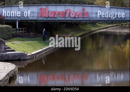 Burton Upon Trent, Staffordshire, Royaume-Uni. 15 octobre 2020. Un homme marche près de la brasserie MarstonÕs après que l'entreprise a annoncé qu'elle allait mettre fin à 2,150 emplois à fourrure suite à de nouvelles restrictions visant à freiner la propagation du coronavirus. Credit Darren Staples/Alay Live News. Banque D'Images