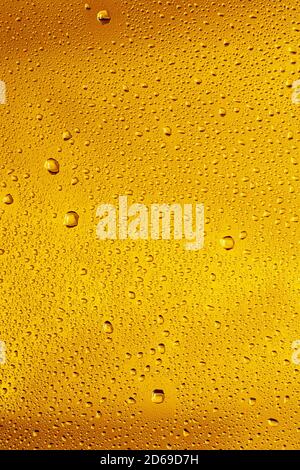 Vue rapprochée des gouttes froides sur le fond du verre de bière. Texture de la boisson fraîche d'alcool avec des bulles macro sur le mur de verre. Fizing ou flottant jusqu'au sommet de la surface. Couleur dorée. Banque D'Images