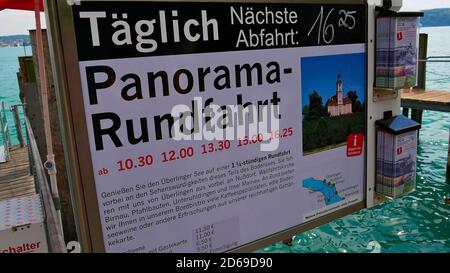 Überlingen, Bade-Wurtemberg, Allemagne - 07/14/2018: Panneau publicitaire au stade de l'atterrissage informe sur les excursions panoramiques en bateau. Banque D'Images