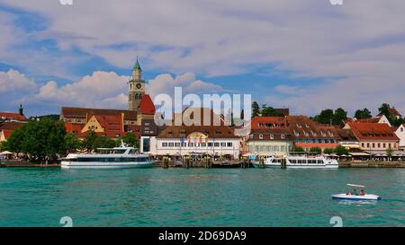 Überlingen, Bade-Wurtemberg, Allemagne - 07/14/2018: Vue de face du centre historique de la ville d'Überlingen sur les rives du lac de Constance avec jetée. Banque D'Images