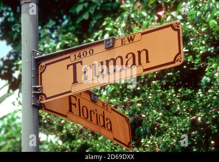 Truman et panneau de la rue Florida à Key West, Floride. Le président Harry Truman a eu une retraite ici pendant sa présidence. Banque D'Images