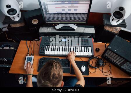 Vue de dessus. Ingénieur du son travaillant et mélangeant de la musique en intérieur dans le studio Banque D'Images