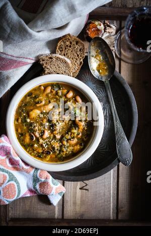 Ribollita, kale italienne de Lacinato et soupe aux haricots Banque D'Images