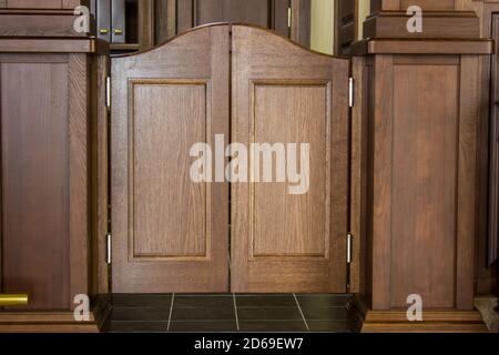 Portes oscillantes Western berline, portes en bois marron. Banque D'Images