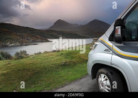 Campervan avec vue sur la montagne atmosphérique sur la côte nord 500 route touristique des monts Quinag, nord-ouest, Highlands of Scotland, Royaume-Uni Banque D'Images