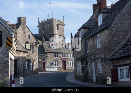 Une route à travers le village de Corfe à Dorset au Royaume-Uni, prise le 22 juillet 2020 Banque D'Images