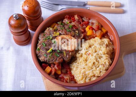 Ossobuco. Jarrets de veau (bœuf) au risotto au safran au milanais, à la grémolata et à la sauce. Plats italiens traditionnels. Gros plan. Banque D'Images