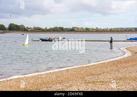 Homme voile emote modèle de commande catamaran bateau sur Alton eau un réservoir artificiel. Il est le plus grand dans le Suffolk, Banque D'Images