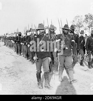 Soldats de Buffalo de la 24e infanterie américaine à Cuba pendant la guerre américaine espagnole, vers 1898 Banque D'Images