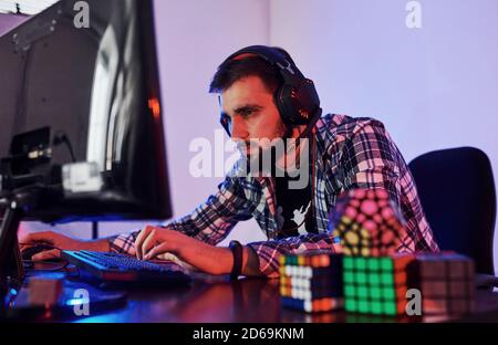 Portrait d'un jeune joueur professionnel barbu jouant en vidéo en ligne jeu Banque D'Images