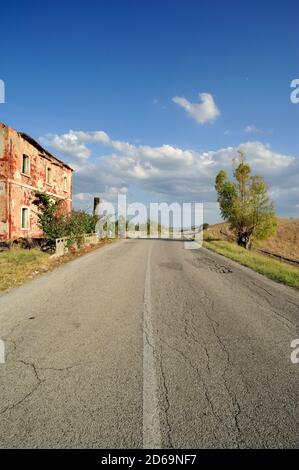 Italie, Basilicate, route nationale 103, casa cantoniera, maison rurale abandonnée Banque D'Images