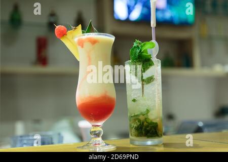 Gros plan de deux cocktails gastronomiques Banque D'Images