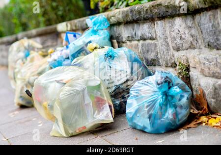 Hanovre, Allemagne. 15 octobre 2020. Des sacs jaunes pour les déchets d'emballage et des sacs bleus pour le papier sont situés sur un mur à Südstadt. En Basse-Saxe, les grèves d'avertissement dans le conflit sur les salaires de la fonction publique se sont poursuivies. L'association de gestion des déchets aha Zweckverband dans la région de Hanovre était également en grève et, dans de nombreux endroits, les sacs à ordures restaient à l'étroit. Credit: Hauke-Christian Dittrich/dpa/Alay Live News Banque D'Images