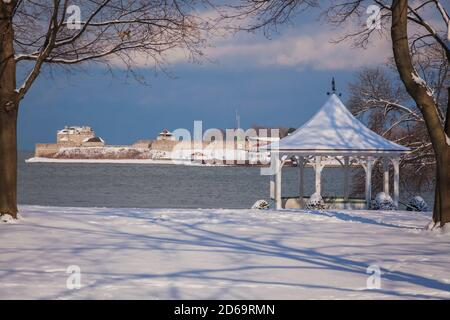 Queen's Royal Park à Niagara-on-the-Lake, Canada - belvédère dans la neige avec la rivière Niagara et l'ancien fort de l'État de New York en arrière-plan Banque D'Images