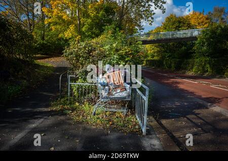 Un supermarché abandonné avec un tramway plein de déchets à gauche près de Central Expy, Halton, Runcorn, Cheshire en automne. Banque D'Images