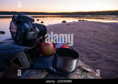 Sac de photographe avec 2 pommes et café. Banque D'Images