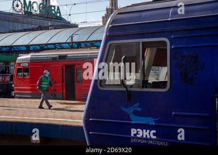 Une locomotive de train de banlieue attend le départ à la gare de Yaroslavsky, dans le centre de Moscou, en Russie Banque D'Images